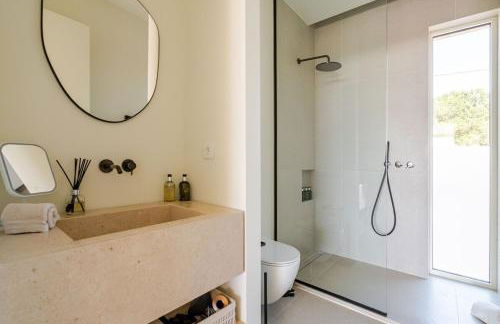 Modern Sea View Villa, Heated Pool,Rooftop Jacuzzi Outdoor Kitchen 12min faro Airport - Foto 14