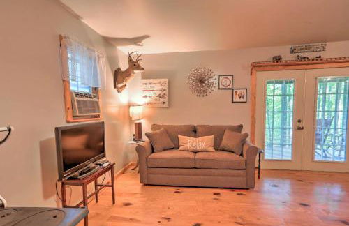 Rustic Briceville Cabin with Porch Tucked in Forest! - Foto 5