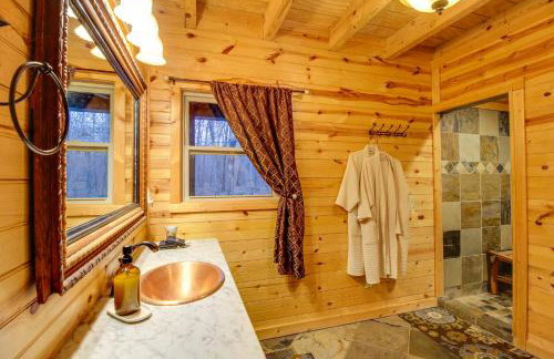 Hot Tub and Fire Pit Wooded Cabin Near DeSoto Park! - Foto 20