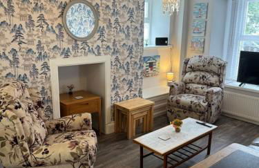 Spacious, sleeps 7, 2 baths, Central Saltash - Photo 3