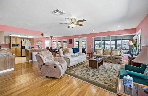 Waterfront home with pool and gameroom! - Foto 7