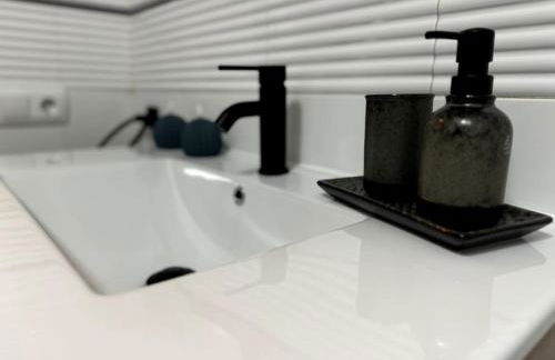 Luxury 2-Bed Marina Apartment - Photo 4