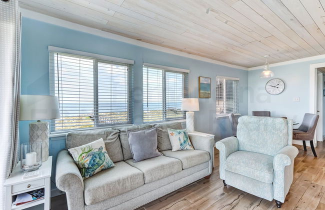 Newly Remodeled Oceanfront Condo with Salt Water Pool and Private Walkway to Beach by RedAwning - Foto 11