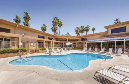 Family fun in Palm Springs in this resort 2BD condo with resort amenities including kids pool - Foto 13