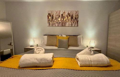 Eskdale Townhouse- Spacious 4BR ,Crawley, Free Wifi, Parking, fully equipped, contractor friendly, temporary relocations welcome, near Gatwick Airport - Foto 1