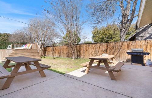 Luxury Austin Retreat w Pool, Games, Sleeps 12 - Foto 25