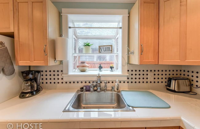 Perfect Cottage Downtown Great Patio! - Photo 13