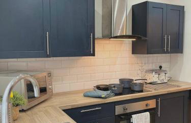 Ideal 4-bed home sleeps 7 - Nr Trafford Ctr & M60 - Foto 11