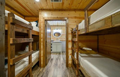 The Nomi Lodge - Sleeps 28 - Gorgeous Rustic Cabin, Centrally Located, Tons of Amenities - Photo 31