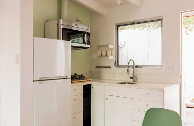 2 Rooms, Sleeps 8 Retro Hotel w/ Pool Wesley King Studio Buyout by Avantstay - Photo 14