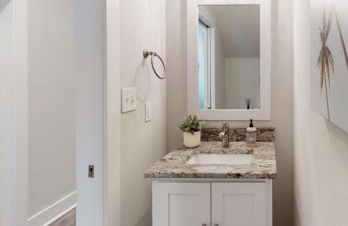 Stylish dog-friendly townhome with firepit & enclosed yard - blocks to downtown - Photo 13