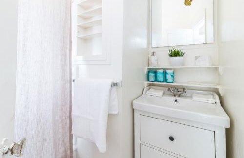 Sunny Boho Chic West Hollywood Flat! - Photo 20