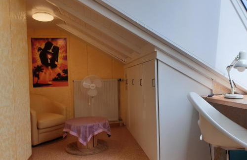 Sonnige ruhige Dachzimmer inkl WIFI plus Kaffee mit WG Dusche und neuer Küche - Foto 8