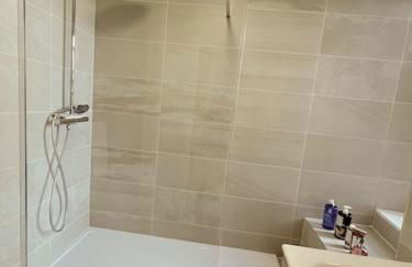 New Royal Mile Residence Spacious Quiet Comfortable Flat with Balcony & Great Views Top Floor No Lift - Photo 4