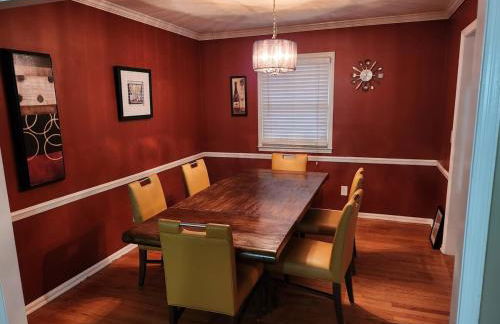 Theater, heated pool and hot tub near HPU and Furniture Market - Foto 15