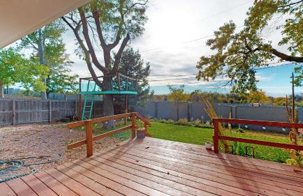 Enchanting Upper Unit with City Charm - Foto 30