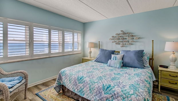 Striking Ocean View Condo with Private Walkway to the Beach by RedAwning - Foto 3, Habitación