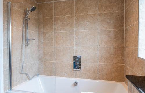 Spacious Seaside Home in Peaceful Coastal Setting - 5 Minutes Walk to the Beach - Foto 17