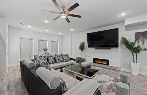 Modern 2024 Townhome with Indoor Hoops Huge TVs and Gray Chic Design - Foto 18