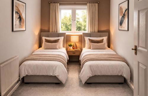 Sleeps 8 Four Bed Contractor Group House Corby Parking - Photo 7