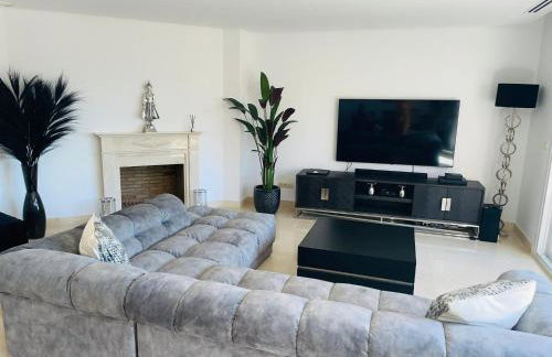 Luxury seaview apartment in Marbella located in a secure gated community with swimming pool and large terrace Perfect for families visiting Marbella and Puerto Banús - Foto 17