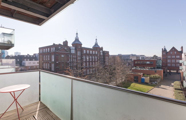 Luxury 2-bed Flat, Parking and Close to the Tube - Photo 19