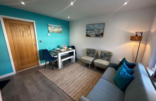 Sunny 2-Bedroom Coastal Stay with Free Parking - Foto 8