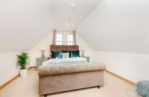 JOIVY Greenknowes Farmhouse with Hot Tub and Bar - Photo 44