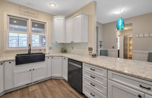 Lake front Keowee Condo with Balcony & Resort Amenities! 20 min to Clemson condo - Foto 6