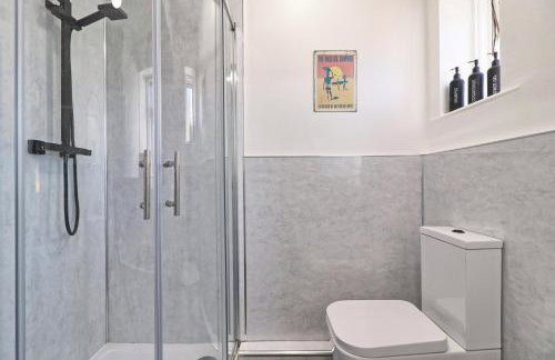 Large Southend Beach House Sleeps 8 Free Parking x 2 Perfect for Contractors 4 King Beds or 8 Single Beds by The Opulent Property Project UK - Foto 26