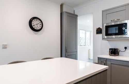 Beach Haven, Steps to Sand, Trails & Shops, Highly Rated 2-Bedroom House Minutes from Mumbles Beach with a Patio - Photo 16