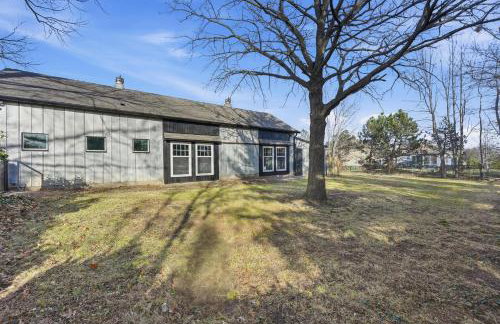 Renovated 1950s Barndominium Pet-Friendly & Modern - Foto 25