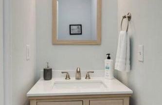 Beautiful 3 Bedroom- free parking 2M to Broadway - Foto 19