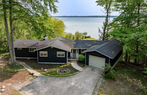 Waterfront Deck and Dock Torch Lake Home! - Foto 41