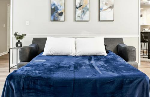 King Bed! Soaking tub! Fenced Yard w Screen Patio - Foto 8