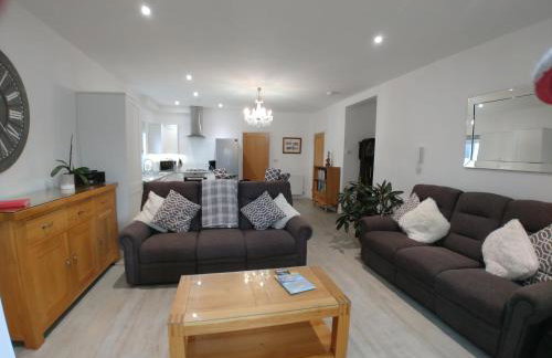 Meadow View Apartments are 2 and 3 bedroomed with private parking - Foto 132