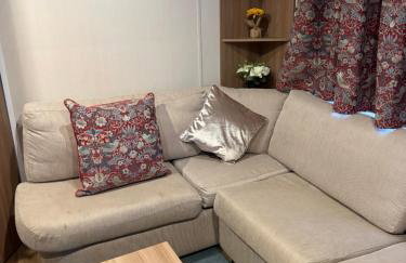 Serenity 2 and Serenity 1 Central lounge sleeps 6 3 bedrooms with 2 bathroom - Foto 8