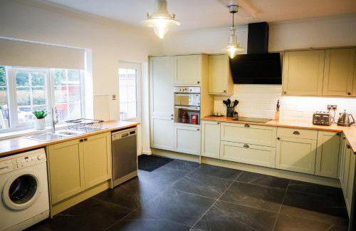 Spacious 4 Bed House Sleeps 8 in Quorn Near Loughborough - Foto 6
