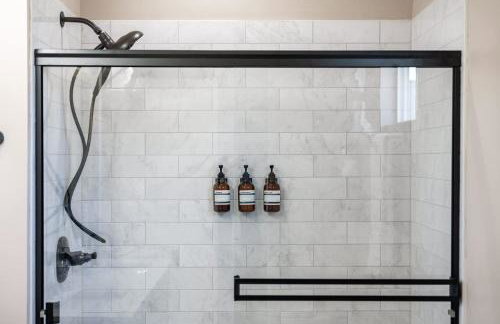 Modern & Stylish - Mins to Downtown - Family Friendly - Photo 21