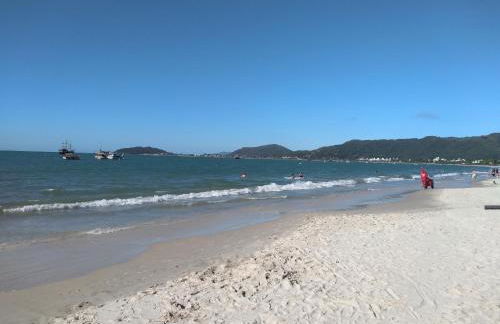 Apartamento de 2 quartos a 3 minutos a pé da praia de Cachoeira de Bom Jesu com águas calmas - Foto 31