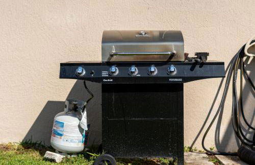 EXQUISITE VILLA - 2 Master Suites, Pool South and Spa, Gas BBQ, Game Room, WIFI - Foto 12