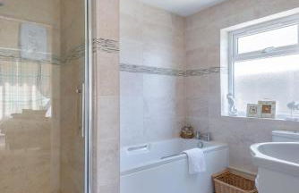 Sound of the Sea, beach front Bungalow with hot tub, in Tywyn - Foto 51