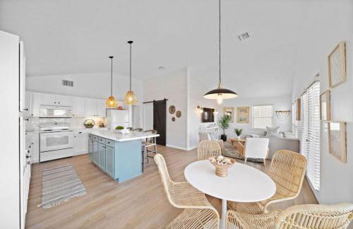 Stylish Home with game room, deck, and canal access - Foto 12