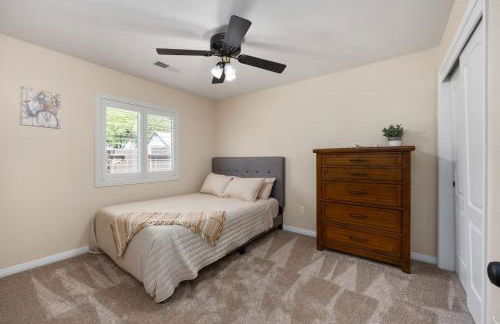 Relaxing 4BR 2BA Sleeps 8 Family Friendly - Photo 15