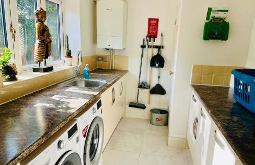 Stratford-upon-Avon 4BR Family Mansion on 1 acre with Pool, Gym & BBQ! - Foto 38