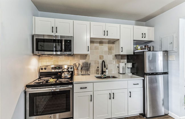 Trendy Studio for 4 w/ Community Pool! - Photo 8