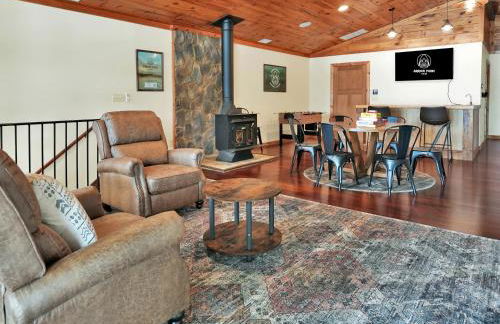 Lakefront Lodge with King Beds and Game Lounge - Foto 3