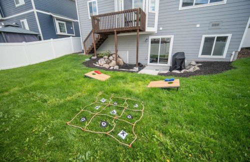 Charming Family Stay w Arcade Theatre Ski Haven Walking trails and river walk in backyard - Foto 35