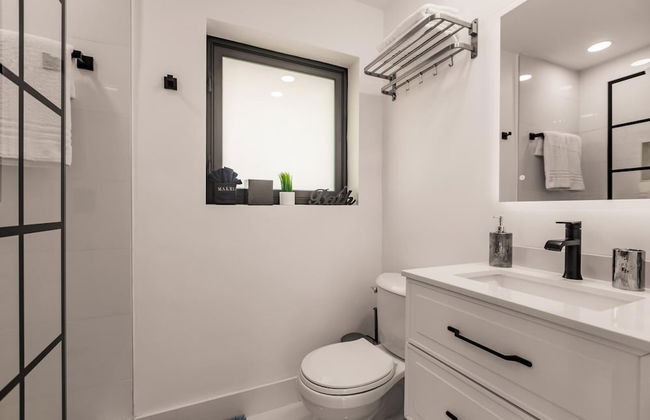 Modern Spacious Home With Pool Jacuzzi - Photo 22