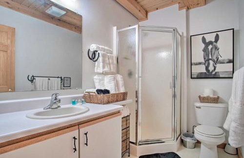 Rustic Rothbury Cabin with Resort Amenity Access! - Foto 21